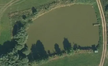 Rybník v obci Meziříčko